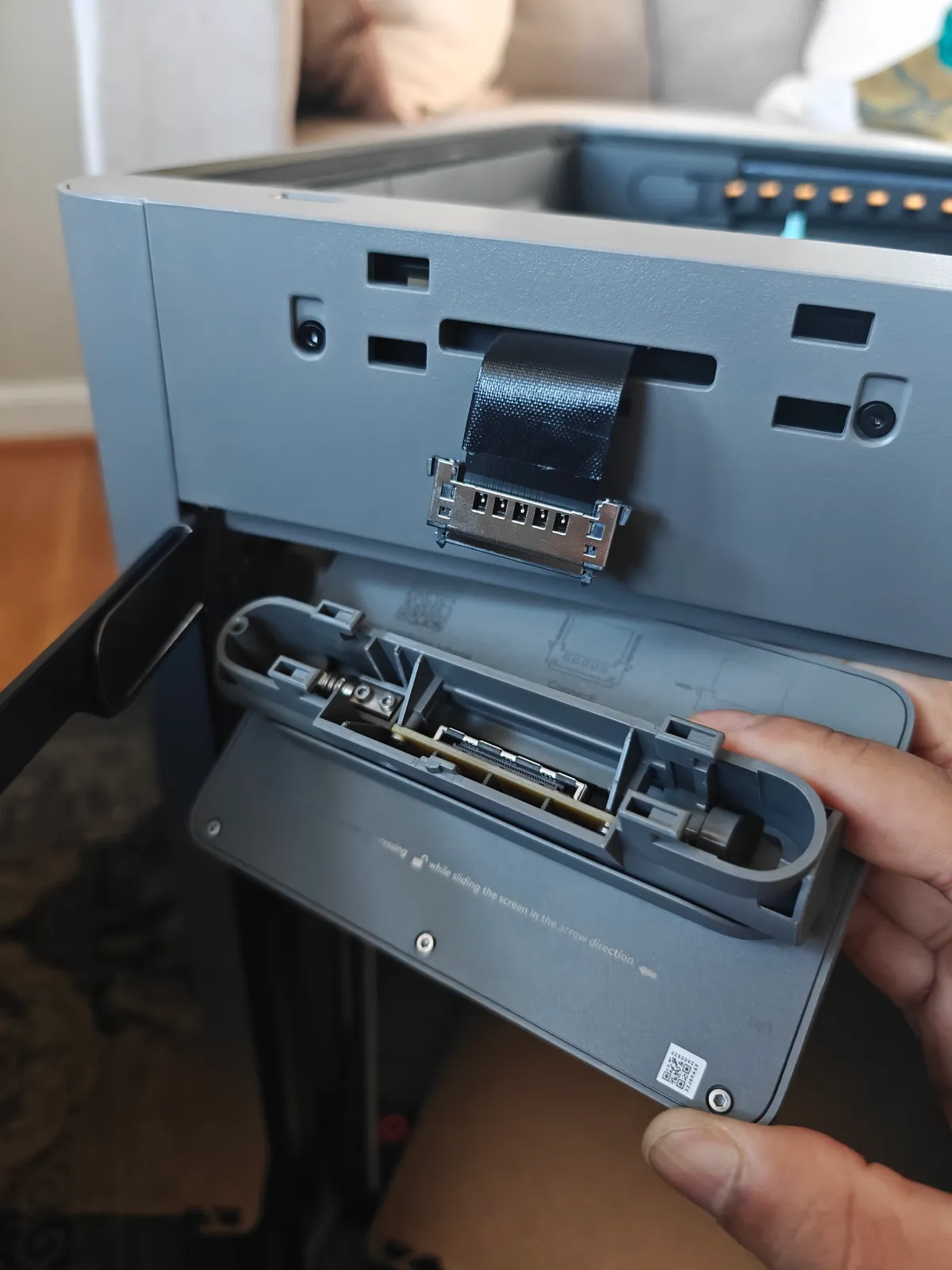 Screen ribbon cable connection