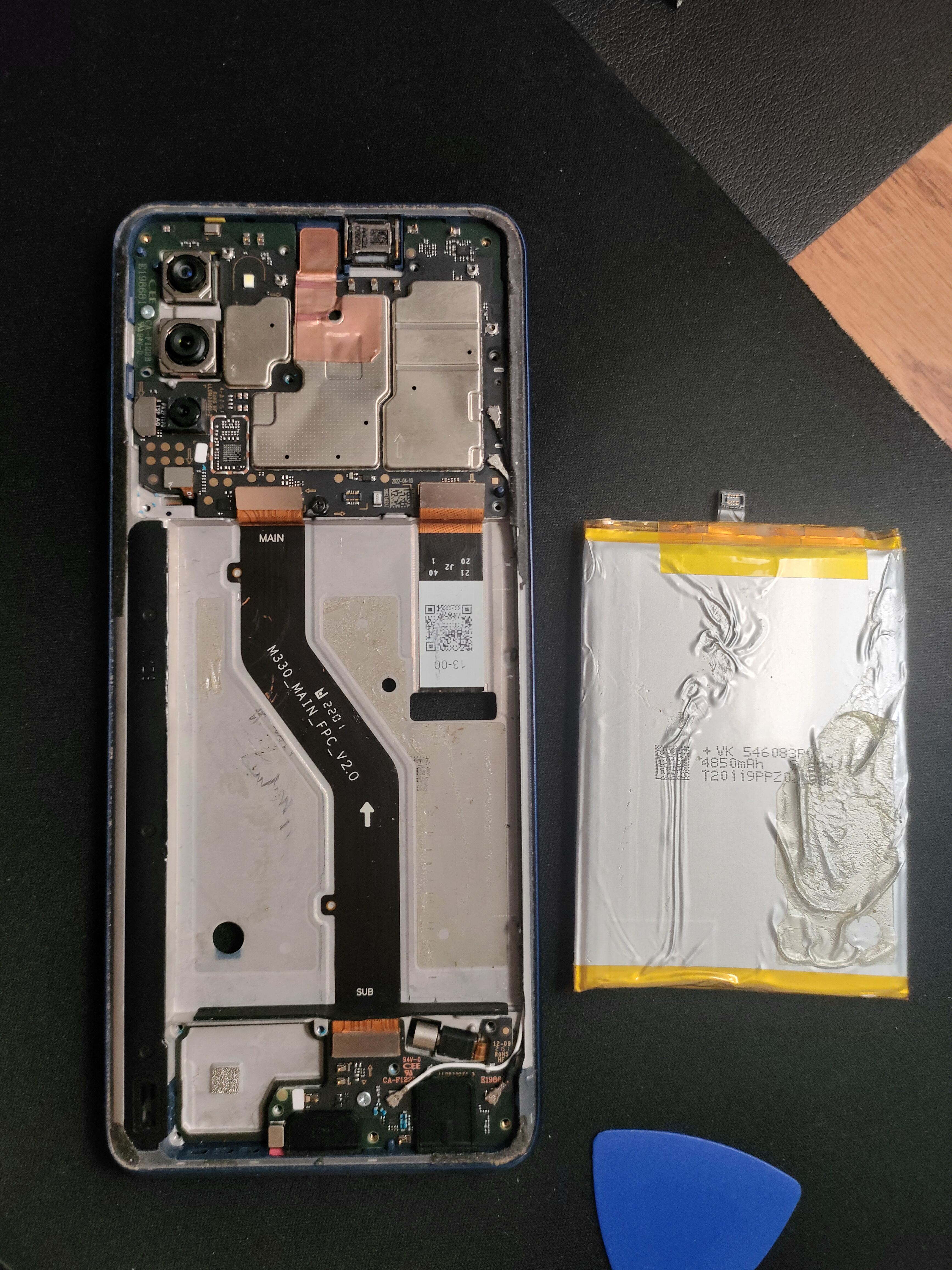 Battery exposed with ZURUN branding visible